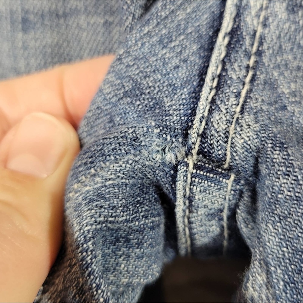 Light Wash Women's Jeans with Back Pocket Stitching - Picture 6 of 12